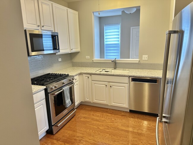 Building Photo - 2433 Golf Ridge Cir