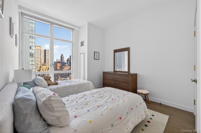 Building Photo - 305 E 51st St