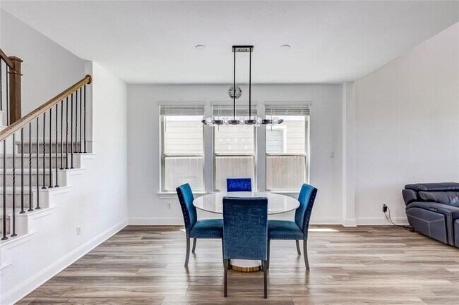 Building Photo - 533 Pickrell Lp