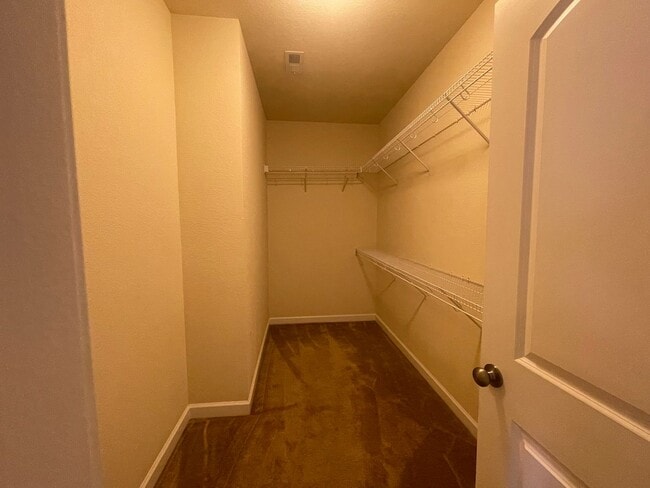 Building Photo - Stunning VB Townhome Style Condo