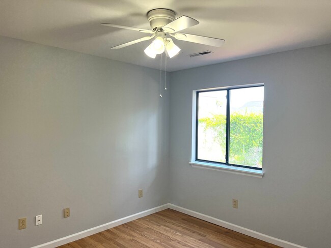 Building Photo - First Floor, 2 Bed, 2 Bath Condo in Surfsi...