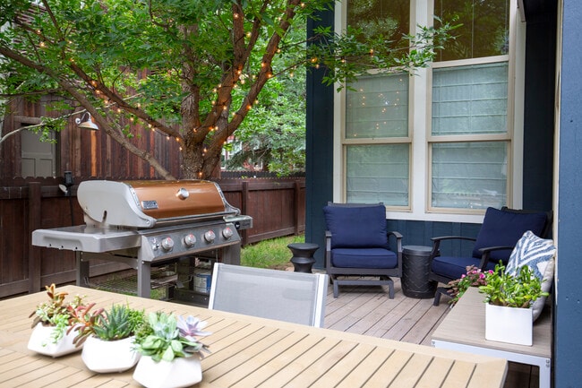 Building Photo - 405 Meadow Ct