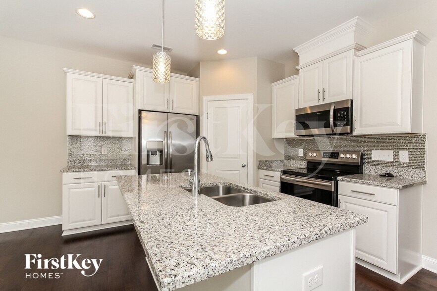 Building Photo - 8745 Aspinwall Dr