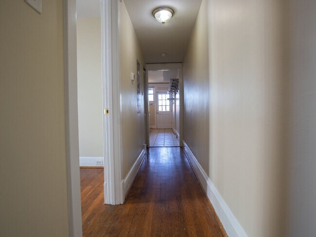 Building Photo - Spacious 2-Bed/1-Bath Ground Floor Apt w/ Patio & Yard in Manchester!