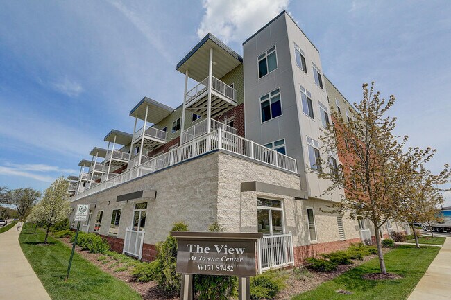 Building Photo - w171s7404 Lannon Dr