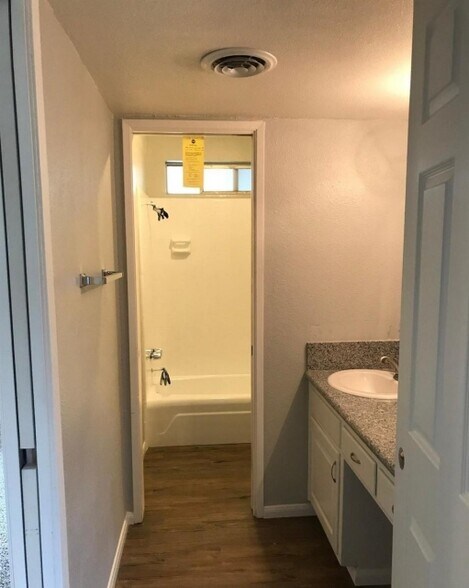 Building Photo - 1939 Meadowwood Ct