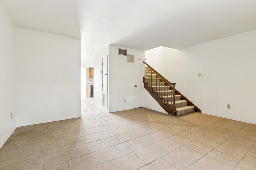 Building Photo - 2118 Edenborn Ave