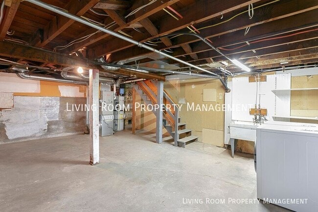 Building Photo - 5521 N Vancouver Ave