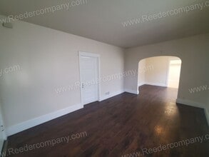 Building Photo - Freshly Painted 2 bedroom house