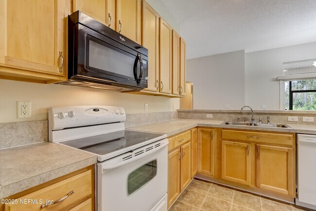 Building Photo - 749 Grand Parke Dr