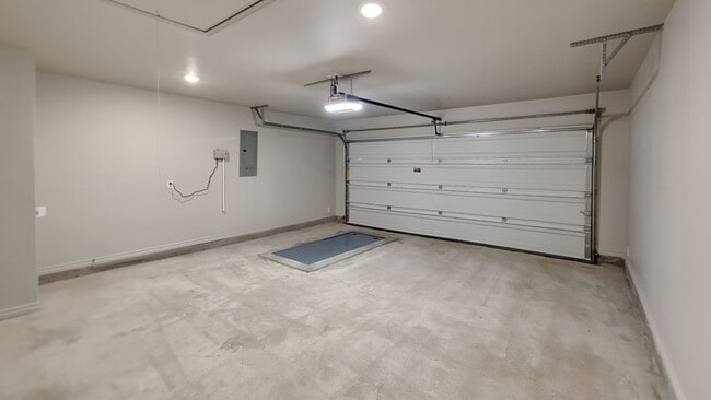 Building Photo - Luxury BRAND NEW 3 Bedroom 2 Bathroom Home...