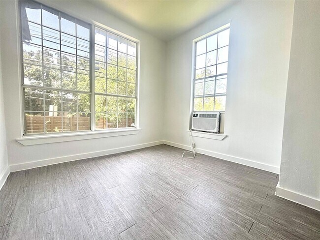 Building Photo - 2410 E 12th St