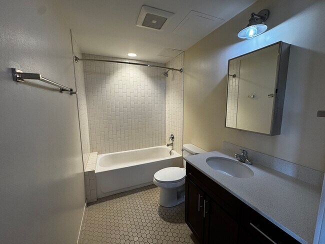 Building Photo - 1323 W Morse Ave