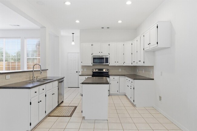 Building Photo - 3221 Corning Dr