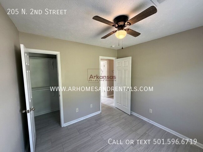 Building Photo - 205 N 2nd St