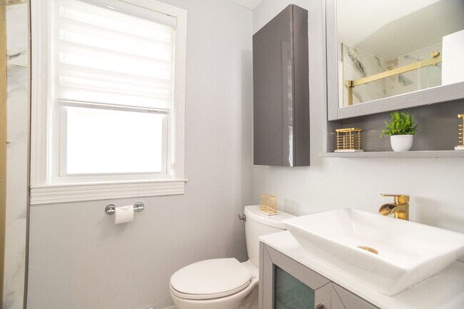 Building Photo - 9945 Sunnyside Ave