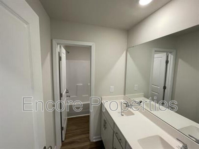 Building Photo - 800 Bellewood Gardens Dr