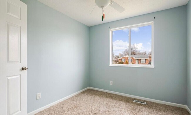 Building Photo - Newly Renovated Hillview Bi-Level! ASK US ABOUT OUR LONG-TERM LEASE SPECIAL TODAY!