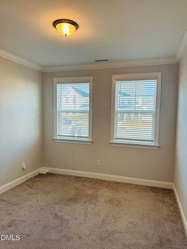 Building Photo - Stunning 4 Bedroom 3 Bathroom Single Family Home with 1st floor office w/ FREE high-speed interne...