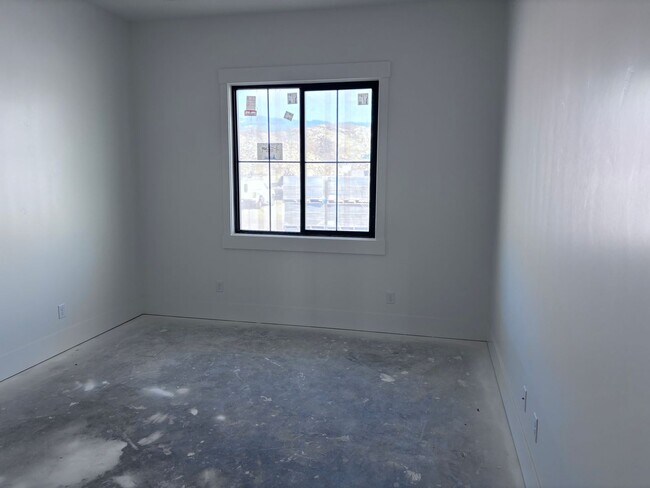 Building Photo - Luxury Living Near Sand Hollow – Spacious ...