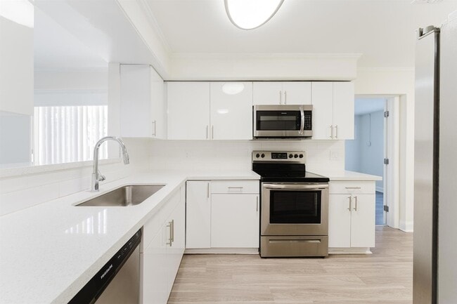 Building Photo - 302 NE 36th St