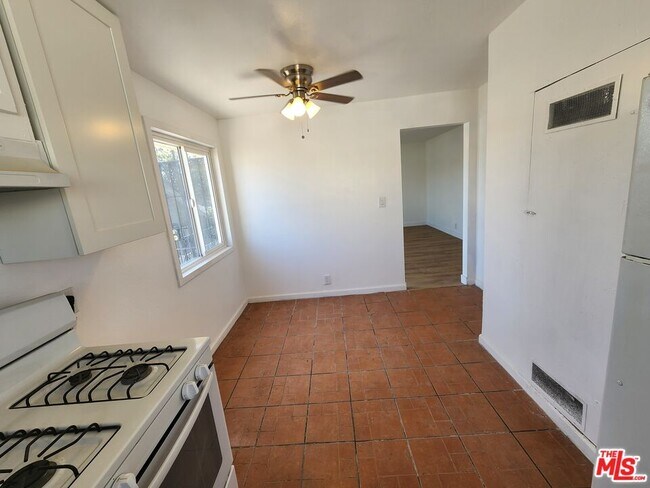 Building Photo - 1499 W 35th Pl