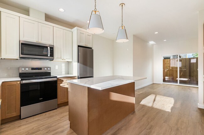 Building Photo - Halleck Townhomes Triplex