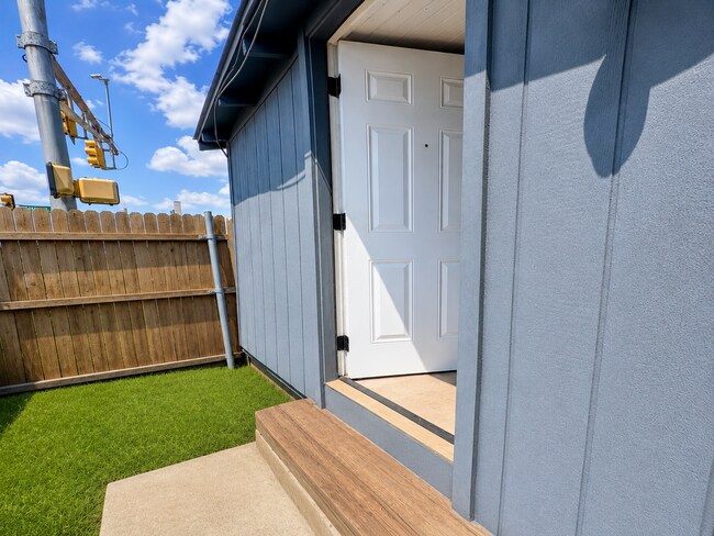 Building Photo - 3/2 Bungalo-style off Birchman
