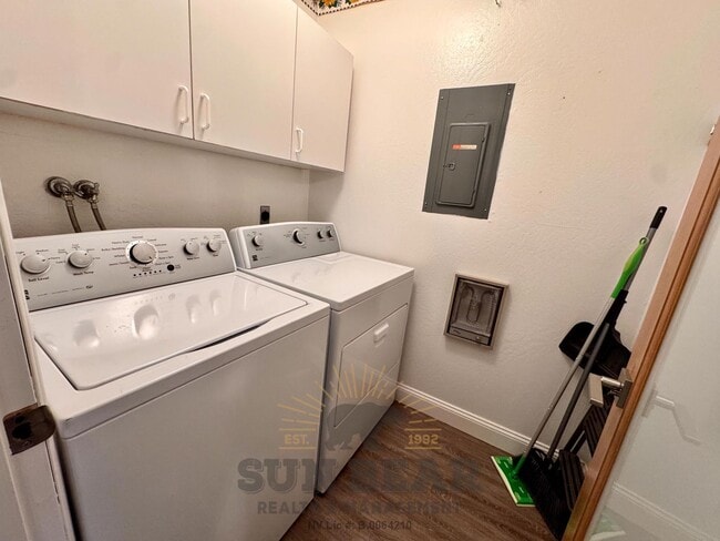 Building Photo - 3 Bedroom!  Dog Friendly!
