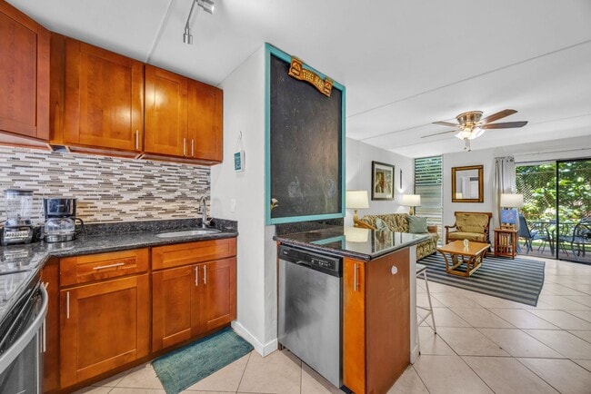 Building Photo - West Maui 2BD Condo Across from Beach Park | Furnished | Ground Floor