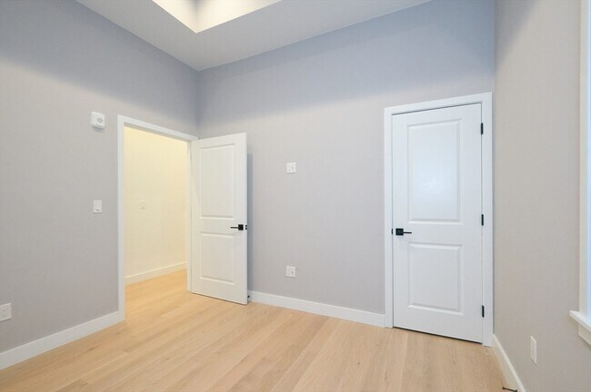 Building Photo - 360 Meridian St