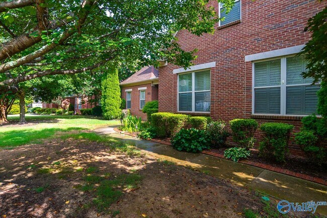 Building Photo - 305 Walden Glen Ct