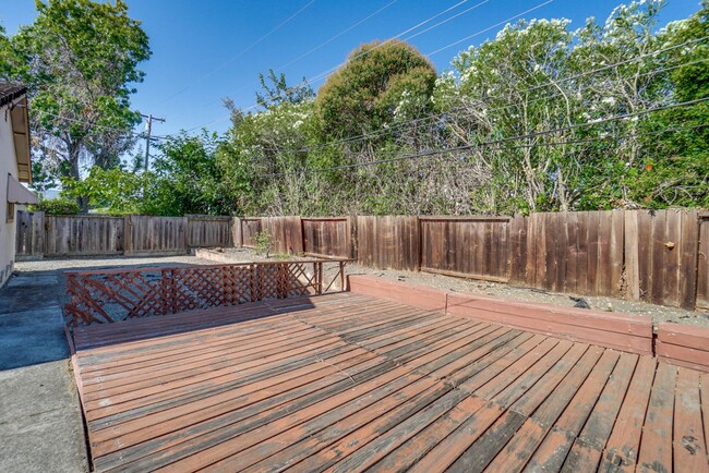 Building Photo - 1109 White Cliff Dr