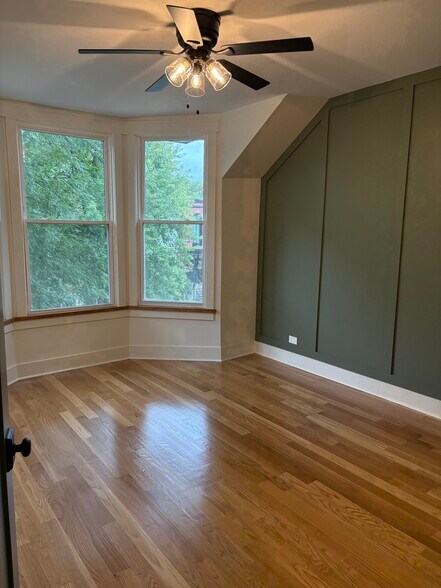 Building Photo - 3542 N Hermitage Ave