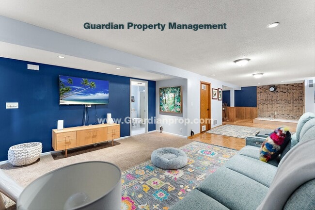 Building Photo - Move-in Special! Crystal Single Family Home, Fenced Yard, 2 Car Garage, Avail March