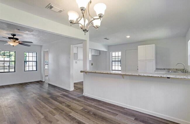 Building Photo - 513 Mayford St