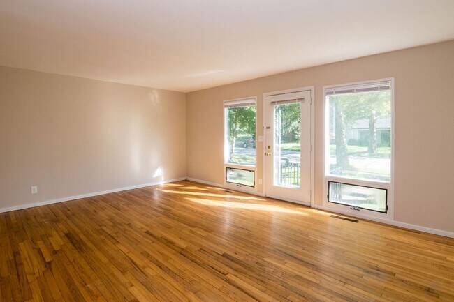 Building Photo - 2420 N Circle Dr