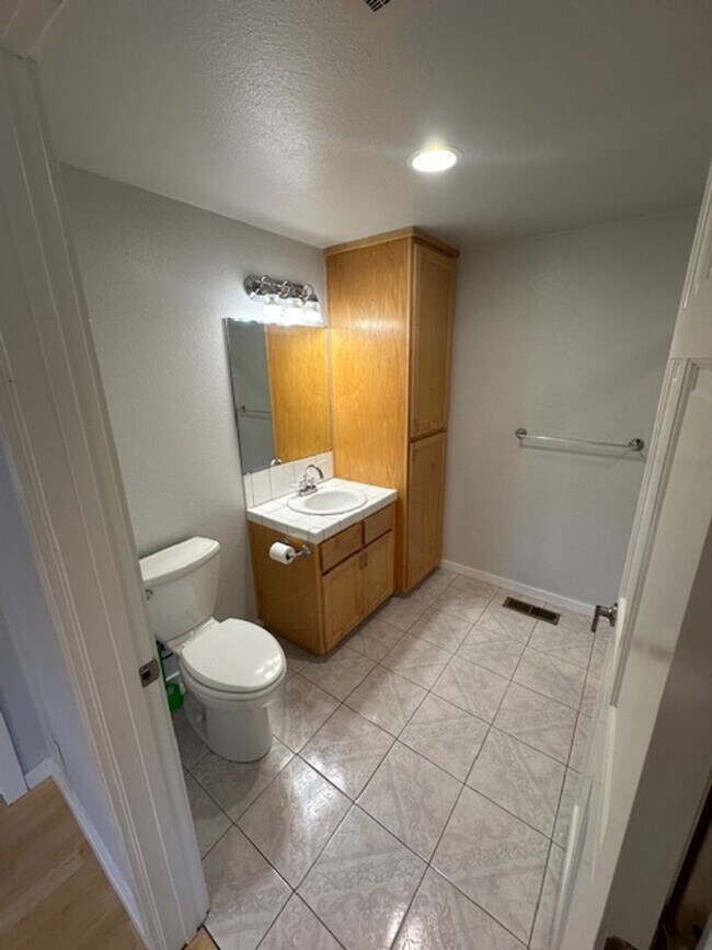 Building Photo - Large and bright 1 Bedroom in Glenshire