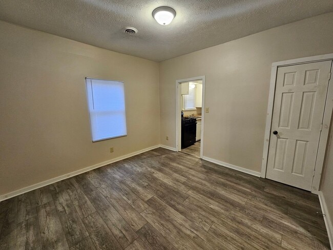 Building Photo - Clean 2 bedroom, 1 bath.