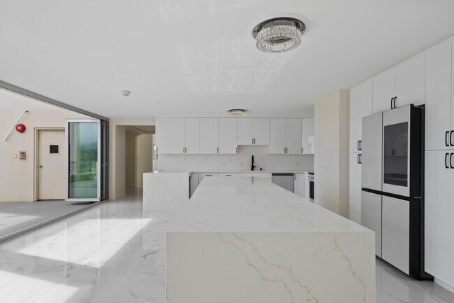 Building Photo - 555 University Ave