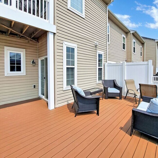 Building Photo - Stately End Unit 3-Level Townhome, 3 Bedro...