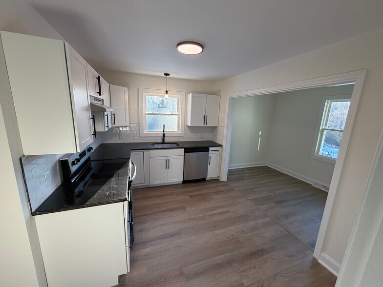 Building Photo - 270 Seminole Dr