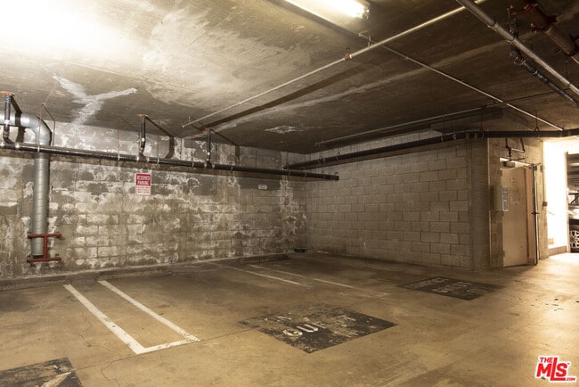 Building Photo - 13801 Oxnard St