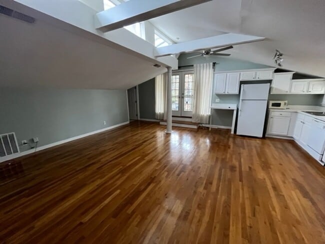 Building Photo - 883 Monroe Dr NE