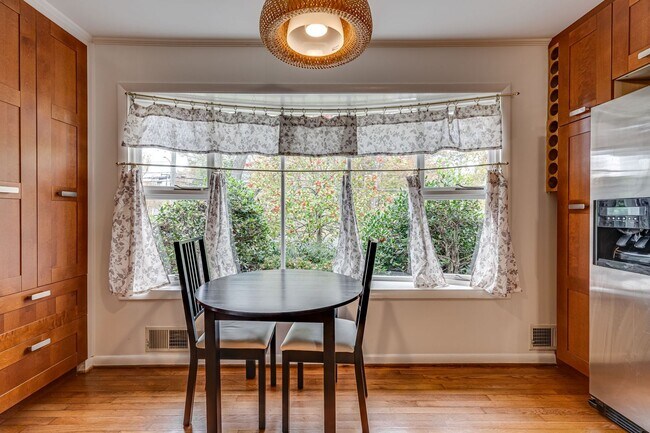 Building Photo - Charming 4 Bed SFH in Alexandria!