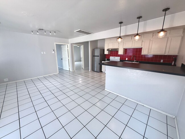 Building Photo - Large 5BD 3.5BA Home w/ Bonus ADU close to...