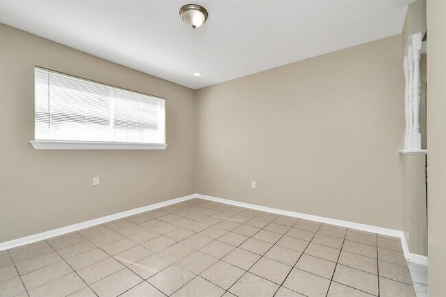 Building Photo - 1736 Crestdale Dr