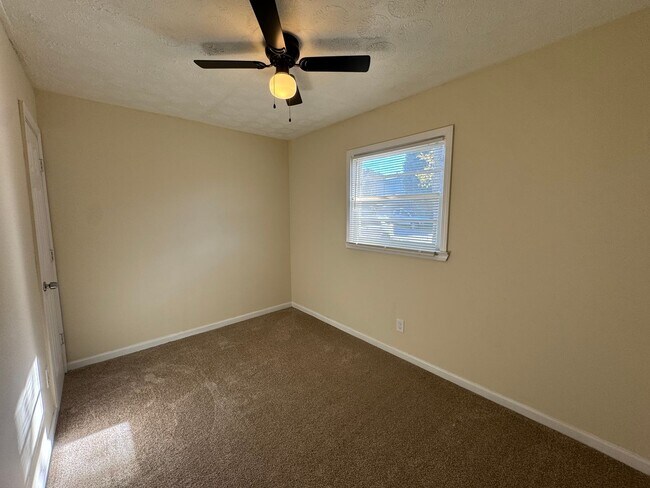 Building Photo - 3 Bedroom 2 Bath (w/ Bonus Room) & Spacious Living Area