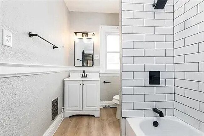 Building Photo - Pet Friendly Large 3 bedroom