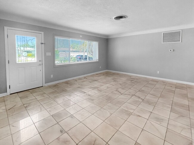 Building Photo - 3 Bed 2 Bath Home for Rent in Ideal Northeast St. Pete Neighborhood